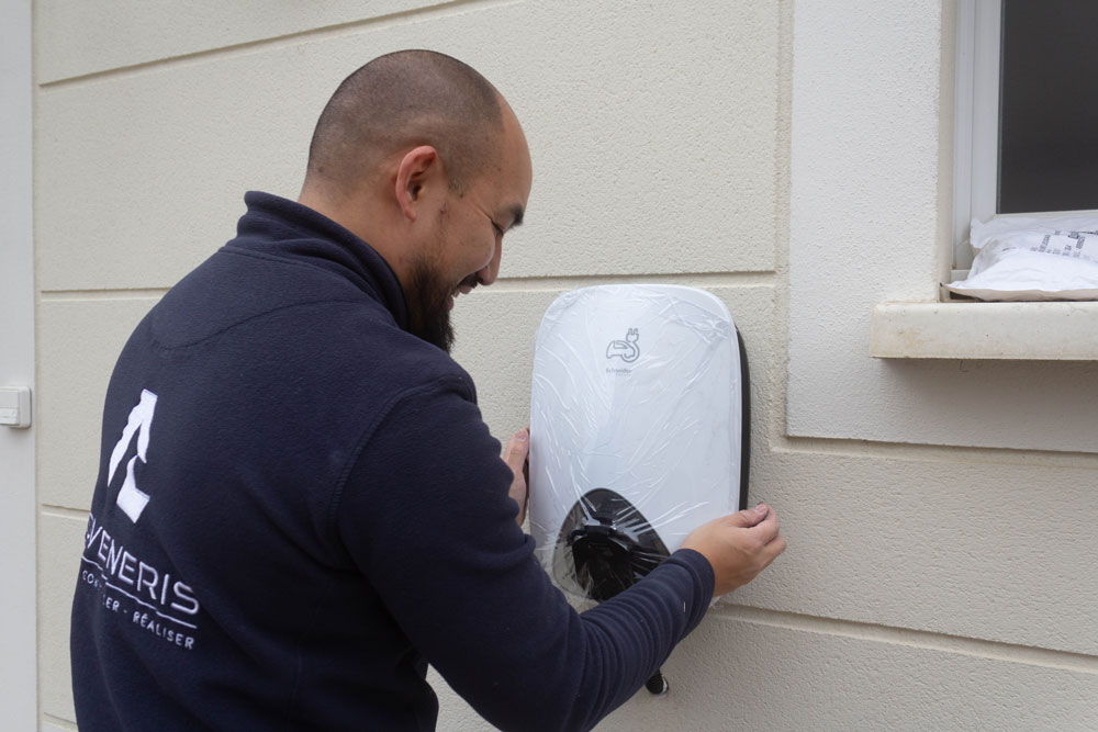 Borne de recharge électrique à Mennecy dans l'Essonne